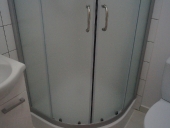 W każdym pokoju znajduje się łazienka z prysznicem i wc