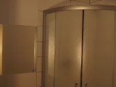 W każdym pokoju znajduje się łazienka z prysznicem i wc