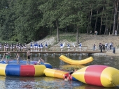 Dmuchańce na kąpielisku, a w tle orkiestry dęte.Otwarcie kąpieliska