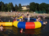 Upalne lato, mnóstwo wczasowiczów. Plaża żyje jak za dawych lat.