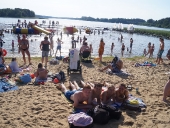 Upalne lato, mnóstwo wczasowiczów. Plaża żyje jak za dawych lat.