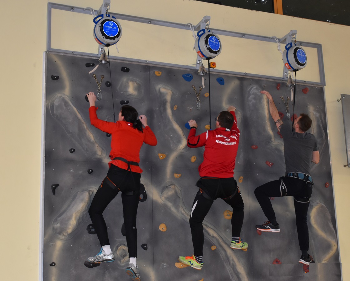 1 ścianka wspinaczkowa z asekuracją