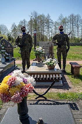 Obrazek - RAJD MOTOCYKLOWY WETERANÓW NA CMENTARZU W TRUSKOLASACH