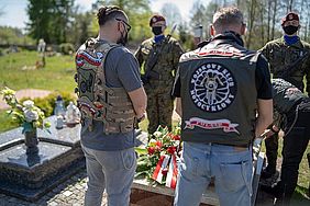 Obrazek - RAJD MOTOCYKLOWY WETERANÓW NA CMENTARZU W TRUSKOLASACH