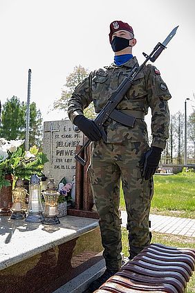 Obrazek - RAJD MOTOCYKLOWY WETERANÓW NA CMENTARZU W TRUSKOLASACH