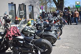Obrazek - RAJD MOTOCYKLOWY WETERANÓW NA CMENTARZU W TRUSKOLASACH