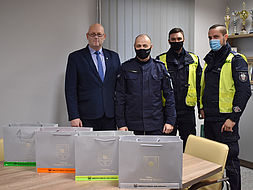 Obrazek - Wójt Gminy Wręczyca Wielka przekazał odblaski Komendantowi Policji